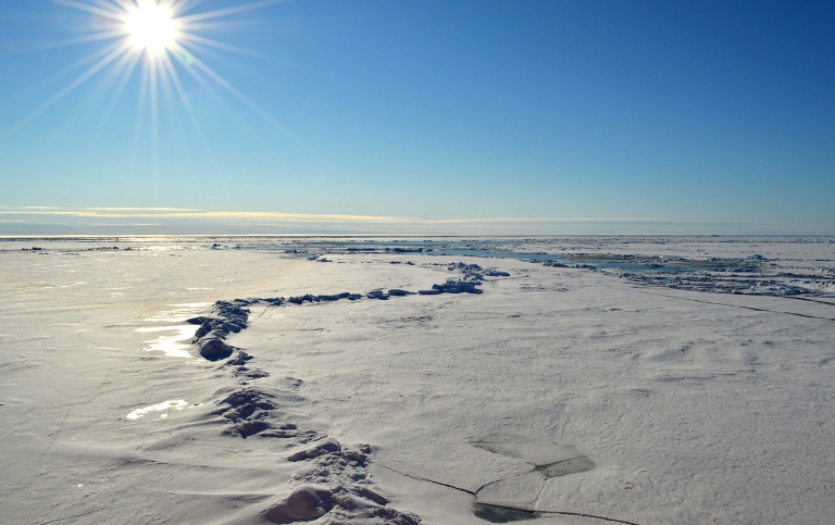 Havsis och sol i Arktis. Foto: MISU