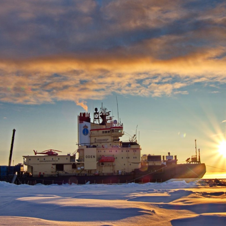Isbrytaren Oden i Arktis sol. Foto: Michael Tjernström/MISU/Stockholms universitet