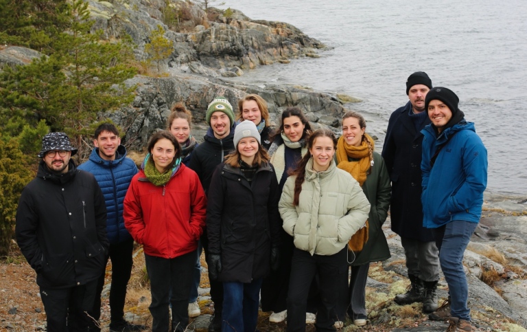 Studentgrupp står på strand vid Östersjön